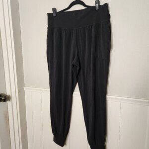 ATHLETA Solid Black Salutation Stash Crop Joggers